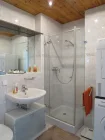 Badezimmer mit Dusche