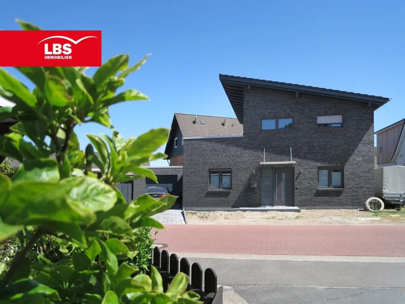 Hausvorderseite - Haus kaufen in Calberlah - Großzügiges und exklusives Einfamilienhaus mit wunderschöner Dachterrasse