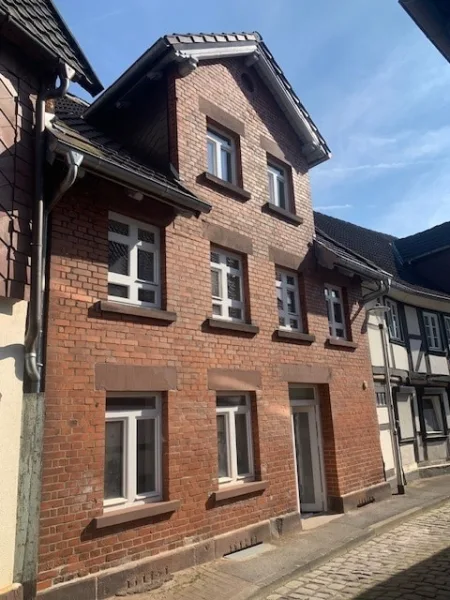 1 - Haus kaufen in Holzminden - Historisches Stadthaus- attraktive Steinfassade- Erstbezug nach   Sanierung