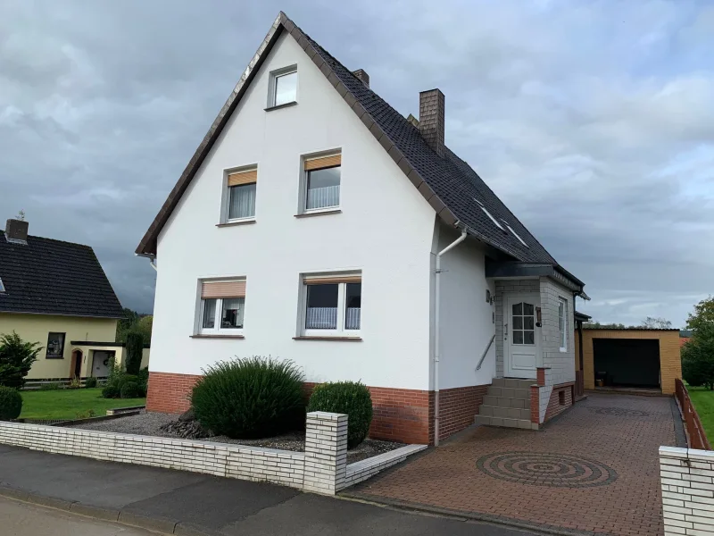 1 - Haus kaufen in Eschershausen - Gepflegtes und renoviertes Zweifamilienhaus in ruhiger Lage