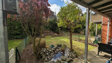 Garten im Sommer  - Wohnung kaufen in Hildesheim - Schöne Wohnung mit eigenem Garten in zentraler Lage in Hildesheim