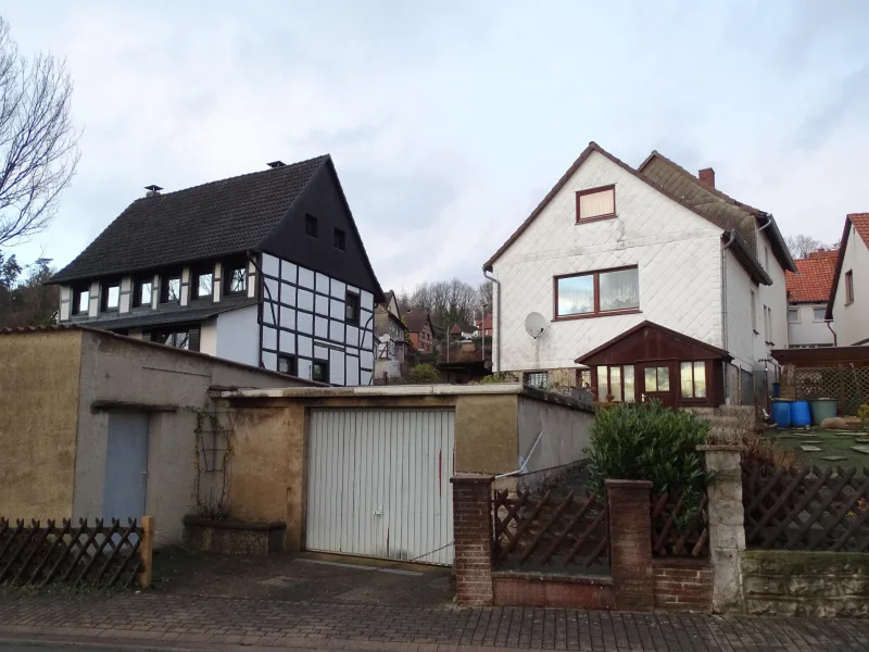 Außenansicht mit Garage und Schuppen