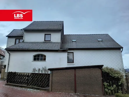 Blick von der Straße - Haus kaufen in Salzhemmendorf - Geräumiges Haus mit kleinem Grundstück und tollem Ausblick