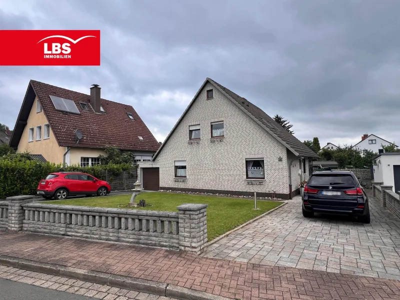 Blick von der Straße - Haus kaufen in Rinteln - Großzügiges familienfreundliches Einfamilienhaus in Rinteln zu verkaufen