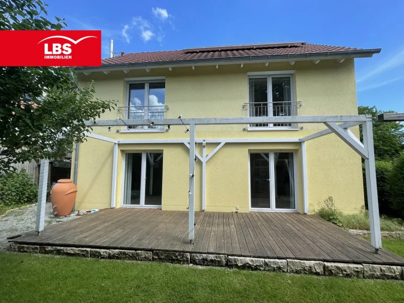 Terrasse mit Überdachung - Haus kaufen in Springe - Modernes Passivhaus in Toplage: Nachhaltig, komfortabel, familienfreundlich