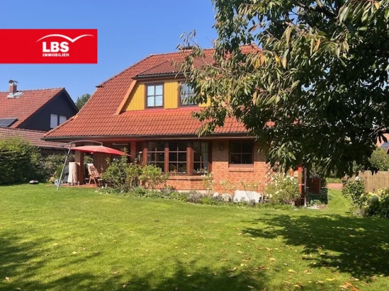 Gebäudeansicht vom Garten - Haus kaufen in Springe - Gepfl. Einfamilienhaus in Massivbauweise mit großem Grundstückin Springe