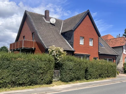 Frontansicht - Haus kaufen in Hemmingen - Zwei-Familienhaus in Hemmingen-Hiddestorf, modernisiert ,mit großem Garten