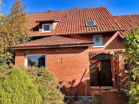 Vorderansicht - Haus kaufen in Stadthagen - Modernisierungsobjekt mit viel Gestaltungspotential in Stadthagen/Reinsen