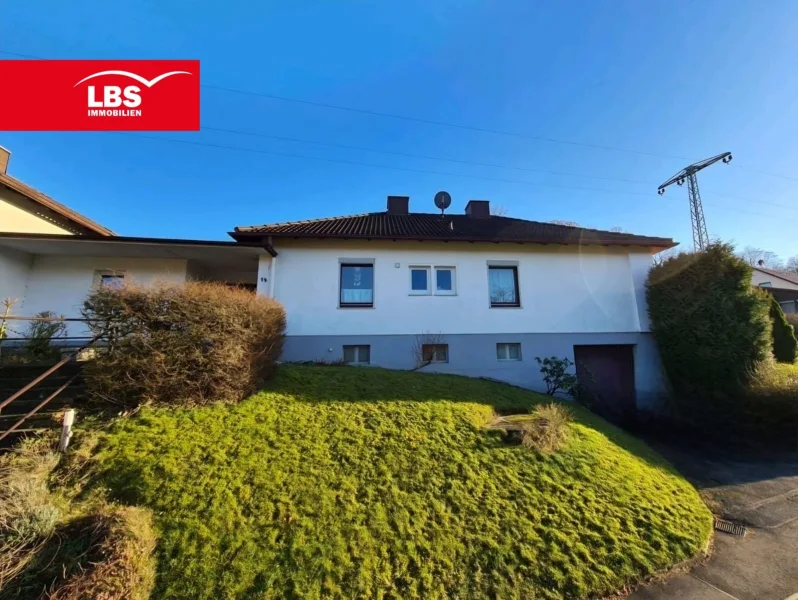 Blick von der Straße - Haus kaufen in Aerzen - Gemütliches Einfamilienhaus mit Keller und Garage im Ortsteil von Aerzen