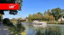 Kanal mit Radweg und Brücke