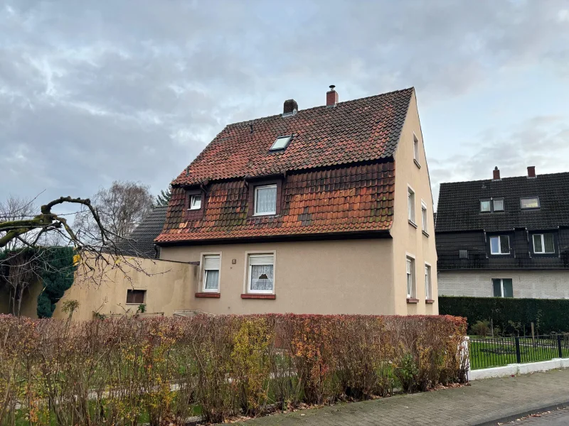 Frontansicht - Haus kaufen in Hannover - 3-Familienhaus, in direkter Lage am Kanal von Vinnhorst