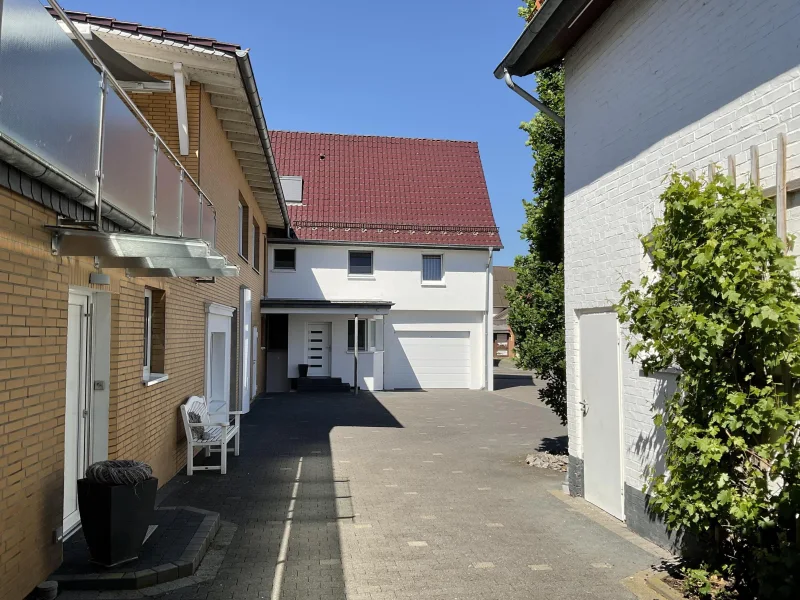 Innenhof mit Nebengebäude