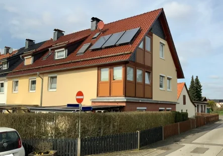 Giebelansicht - Haus kaufen in Kalefeld - Modernisiertes Reiheneckhaus mit Garage als Kapitalanlage!