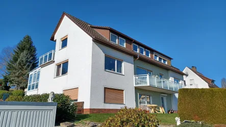 Vordere Wohnhausansicht - Haus kaufen in Staufenberg - Gepflegtes Zweifamilienhaus mit Garage in der Nähe von Kassel!