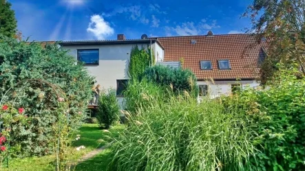 Rückseitige Wohnhausansicht - Haus kaufen in Katlenburg-Lindau - Großzügige Doppelhaushälfte mit traumhaftem Garten und Doppelgarage!