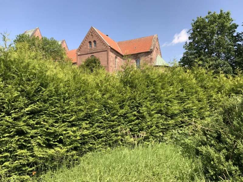 Garten mit Blick zur Kirche