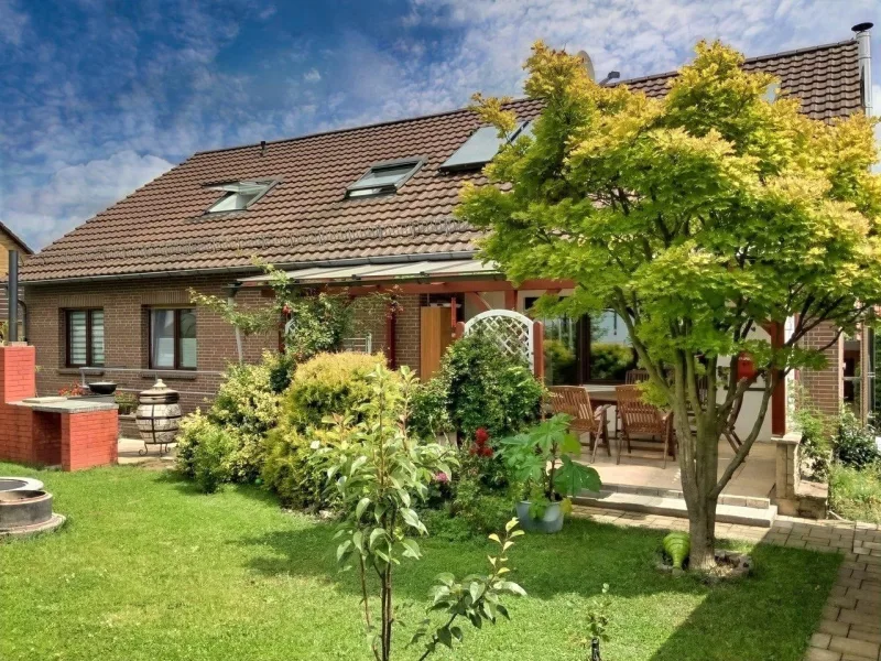 Wohnhausansicht mit Terrasse - Haus kaufen in Katlenburg-Lindau - Genießen Sie die Abendstimmung: Ein- bis Zweifamilienhaus mit Westterrasse 