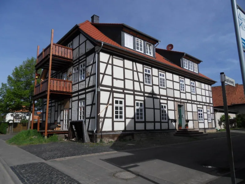 Wohnhausansicht - Wohnung mieten in Northeim - Gemütliche Dachgeschosswohnung mit Balkon und Stellplatz!