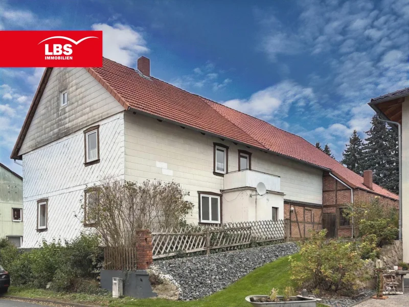 Vorderansicht rechts - Haus kaufen in Osterode - Einfamilienhaus - 123 m² Wfl. + 25 m² wohnräumliche Nfl., Garten mit Pool 