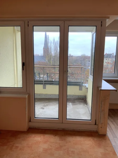 Wohnzimmer mit Balkon - Wohnung kaufen in Berlin - bezugsfreie  renovierungsbedürfte 2,5 Zimmer Wohnung in Reinickendorf