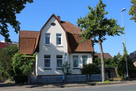 Strassenansicht - Haus kaufen in Nienburg - VERMIETETES ZWEIFAMILIENHAUS 