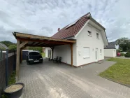 linke Haushälfte mit Carport