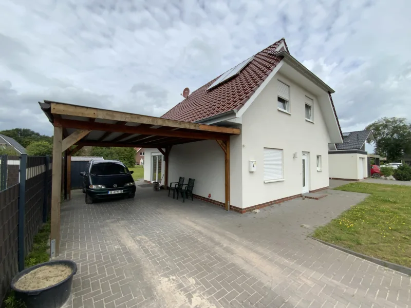 linke Haushälfte mit Carport