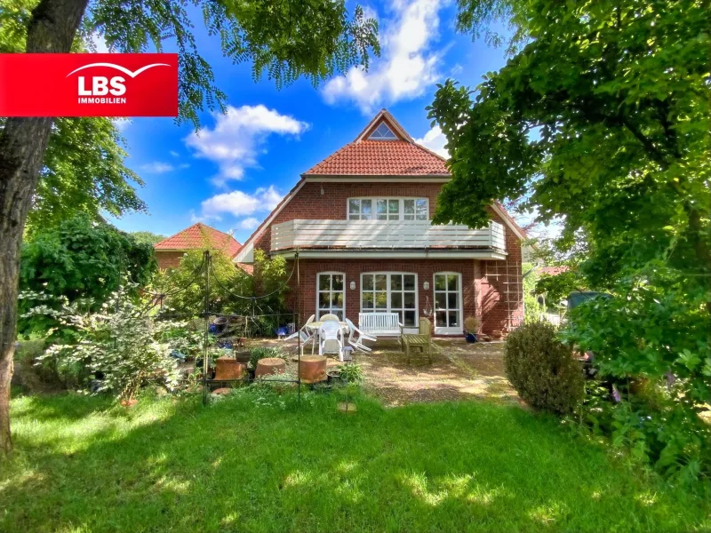 Blick auf Terrasse und Balkon - Haus kaufen in Binnen - Charmantes Einfamilienhaus in ruhiger Wohnlage