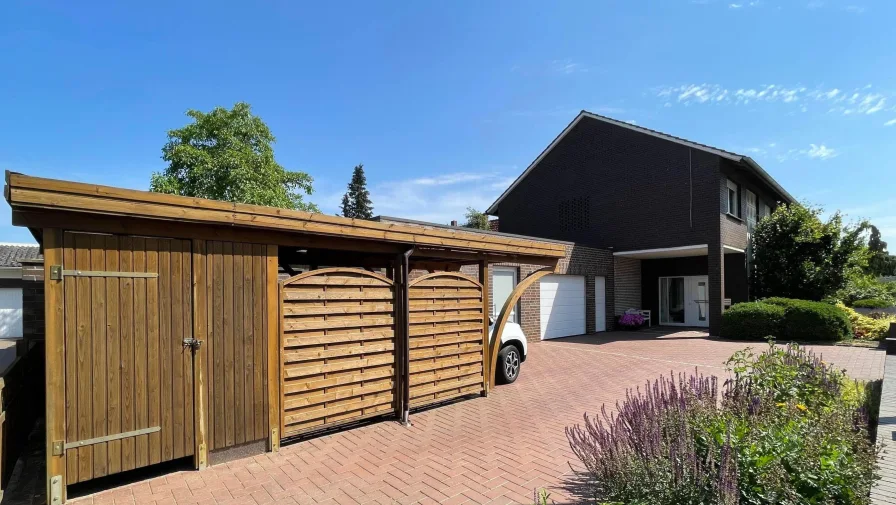 Hofansicht mit Carport