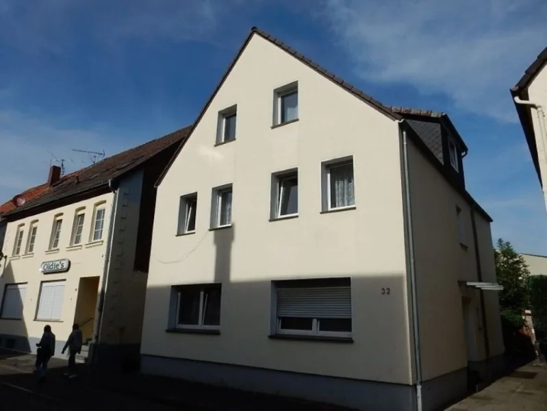 Hausansicht mit Hofeinfahrt - Haus kaufen in Bad Salzuflen - Modernisiertes Mehrfamilienhaus mit 4 Einheiten