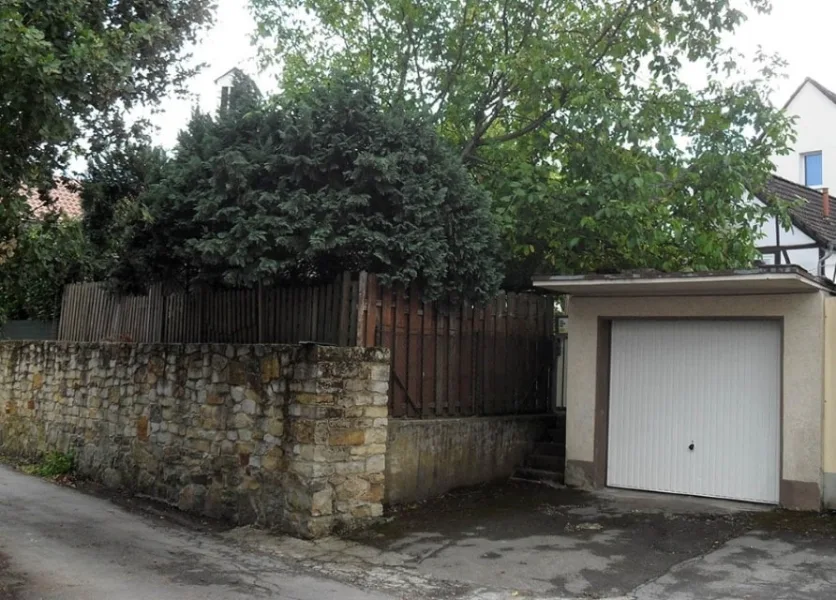 Garage mit Altstadtmauer