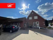 Hauseingang, Garage und Carport