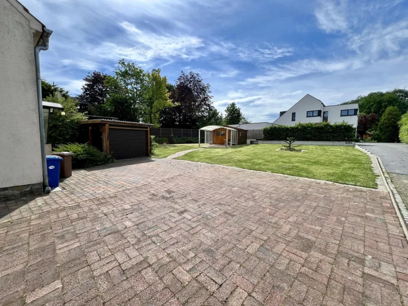 Carport und Gartenhaus