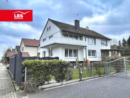 Gartenansicht mit Balkon - Haus kaufen in Hasbergen - Gepflegtes und gut vermietetes Zweifamilienhaus in Hasbergen zu verkaufen