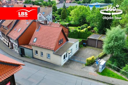 Nord-/Westansicht - Haus kaufen in Bad Gandersheim - Klein aber fein in Bad Gandersheim! Einfamilienhaus mit 2 Garagen!