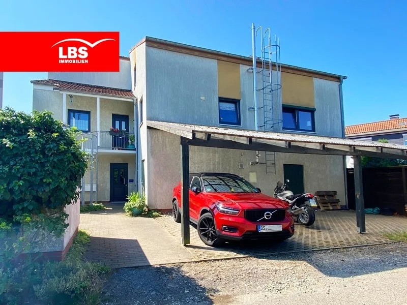 Hausansicht - Wohnung kaufen in Braunschweig - Originelle 3 Zi.-Maisonette mit Carport in UNI- und Parknähe