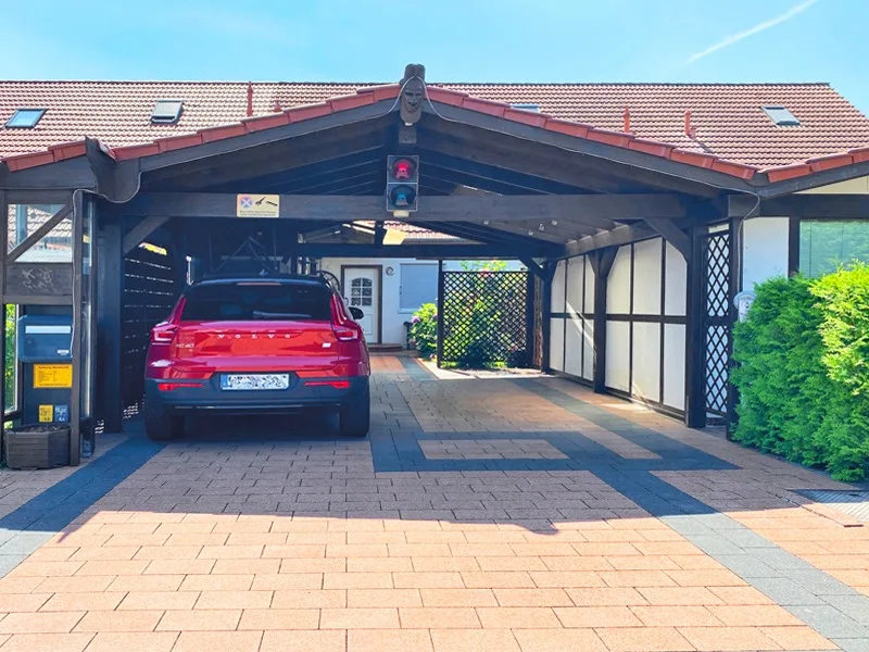 Großer und massiver Carport