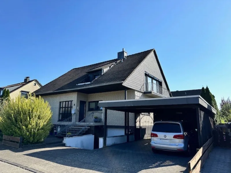 Ansicht mit Carport - Haus kaufen in Gifhorn - Zweifamilienhaus; viel Platz für die ganze Familie in Gifhorn