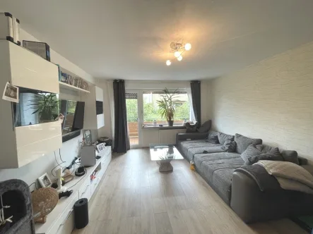 Wohnzimmer und Balkon - Wohnung kaufen in Braunschweig - Moderne Eigentumswohnung mit Stellplatz vor der Tür!