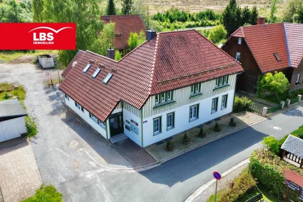 Nord-/Ostansicht - Haus kaufen in Schierke - Modernisiertes Ferienhaus mit 5 WE und guter Auslastung im Oberharz!