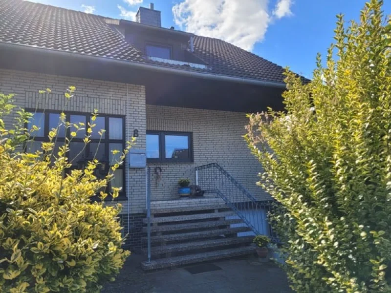 Ansicht Hauseingang - Haus kaufen in Gifhorn - Zweifamilienhaus; viel Platz für die ganze Familie in Gifhorn