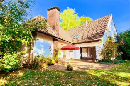 Garten und Terrasse - Haus kaufen in Hannover - Gepflegtes Wohnhaus in Feldrandlage von Hannover - Isernhagen