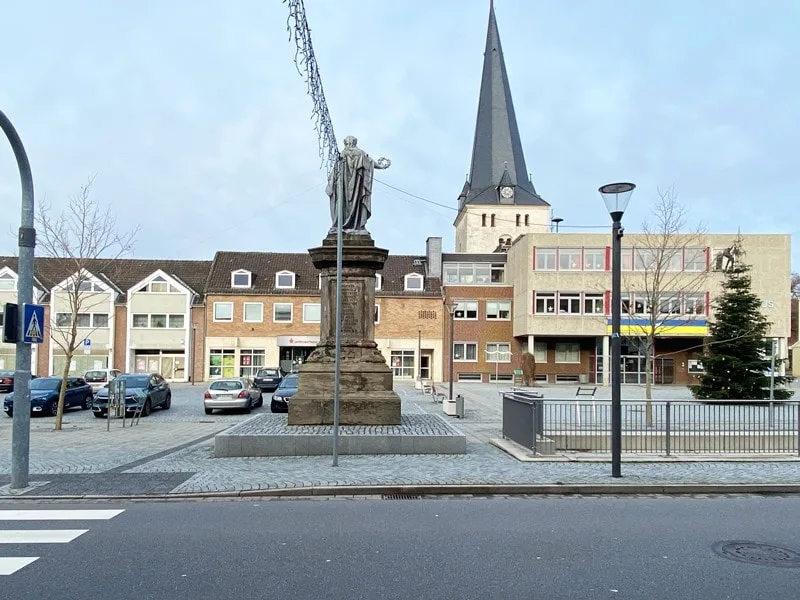 Markt- und Parkplatz am Objekt