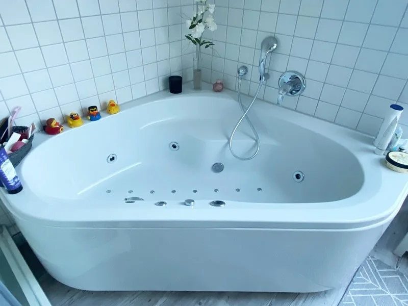 Eckbadewanne mit Whirlpool