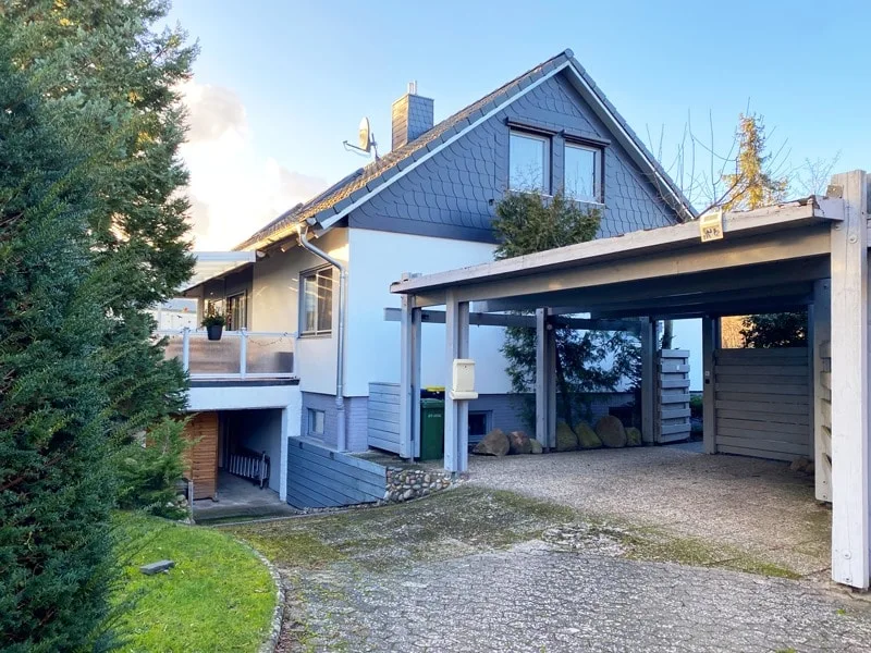 Haus, Garage und Carport