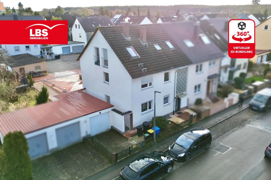 Nord-/Ostansicht - Haus kaufen in Nürnberg - Teilsaniertes MFH mit 3 WE und 2 Garagen in Nürnberg Herpersdorf!