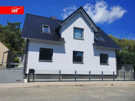 Straßenansicht Haupthaus - Haus kaufen in Bad Saarow - Seltene Gelegenheit- Immobilie mit viel Platz und Potenzial !