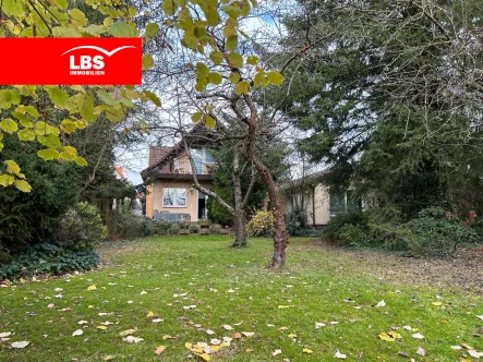 Rückwärtiger Garten - Haus kaufen in Neuenhagen - Haus mit separater Gartenwohnung und zusätzlicher Baulandreserve