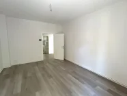 Blick vom Wohnzimmer zum Flur