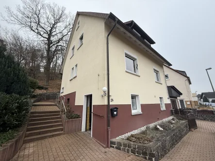 1-2-Familienwohnhaus Frontansicht - Haus kaufen in Neu-Anspach - Charmantes 1-2-Familienhaus in Neu-Anspach mit Garten und Garage zu verkaufen